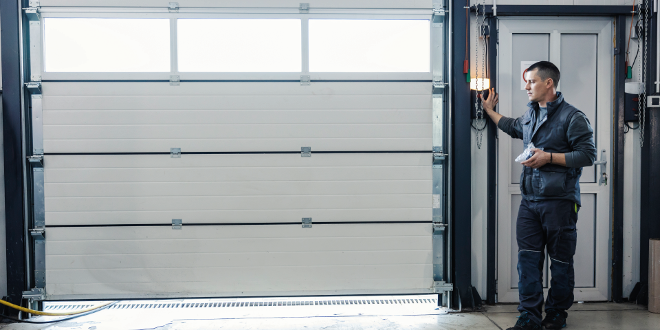 Puertas rápidas y cerramientos para negocios: cuándo y por qué invertir